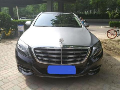 老板让公司员工替他去洗车，交车时老板打开车门后情不自禁地笑了