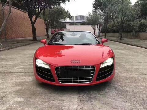 颜值不够跑车来凑，这辆14年奥迪R8敞篷版，撩妹神奇，38万开走