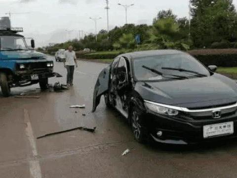 本田思域试驾时被大挂车撞击, 轻轻一刮车门没了, 场面一度很尴尬