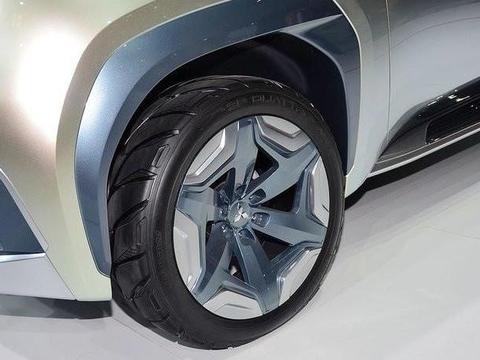 这款车长4800mm, 搭载2.0T发动机, 23万的售价让普拉多压力山大