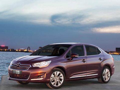 国内最适合跑长途的四款轿车，不是博瑞，不是速腾，而是这辆