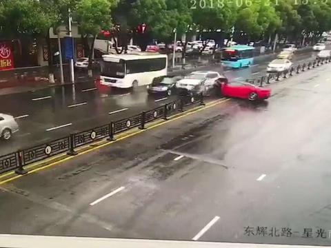 法拉利撞宝马！公路大玩漂移？女司机：第一次开，感觉贼爽