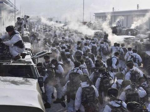 我军陆军越野车性能优越：轮胎被击穿 还能跑 30 公里