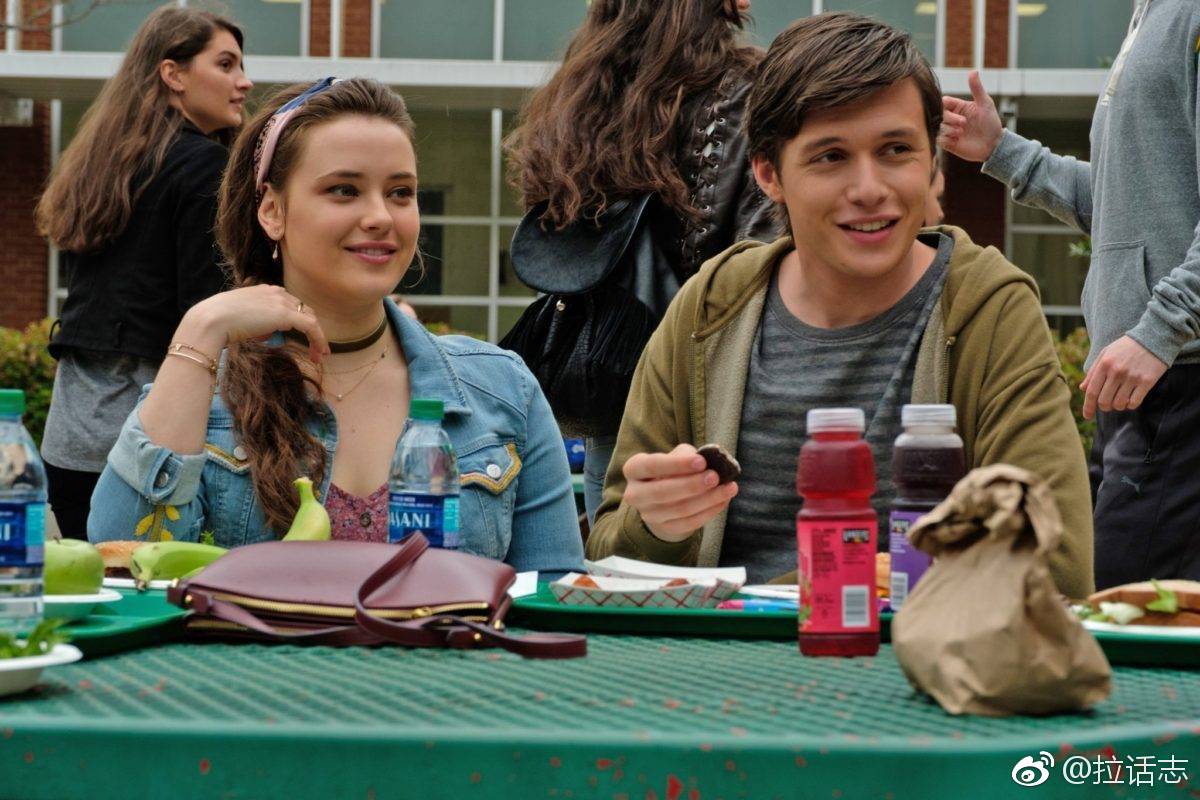 热门电影《爱你西蒙》中的21岁女演员凯瑟琳于电影里崭露头角并公开出