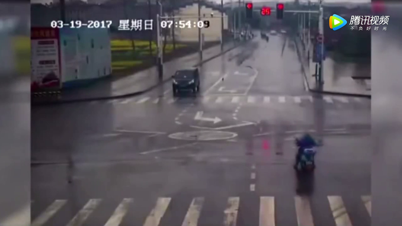 还有20秒的红灯电动车选择冲出去，接下来一幕该不该？