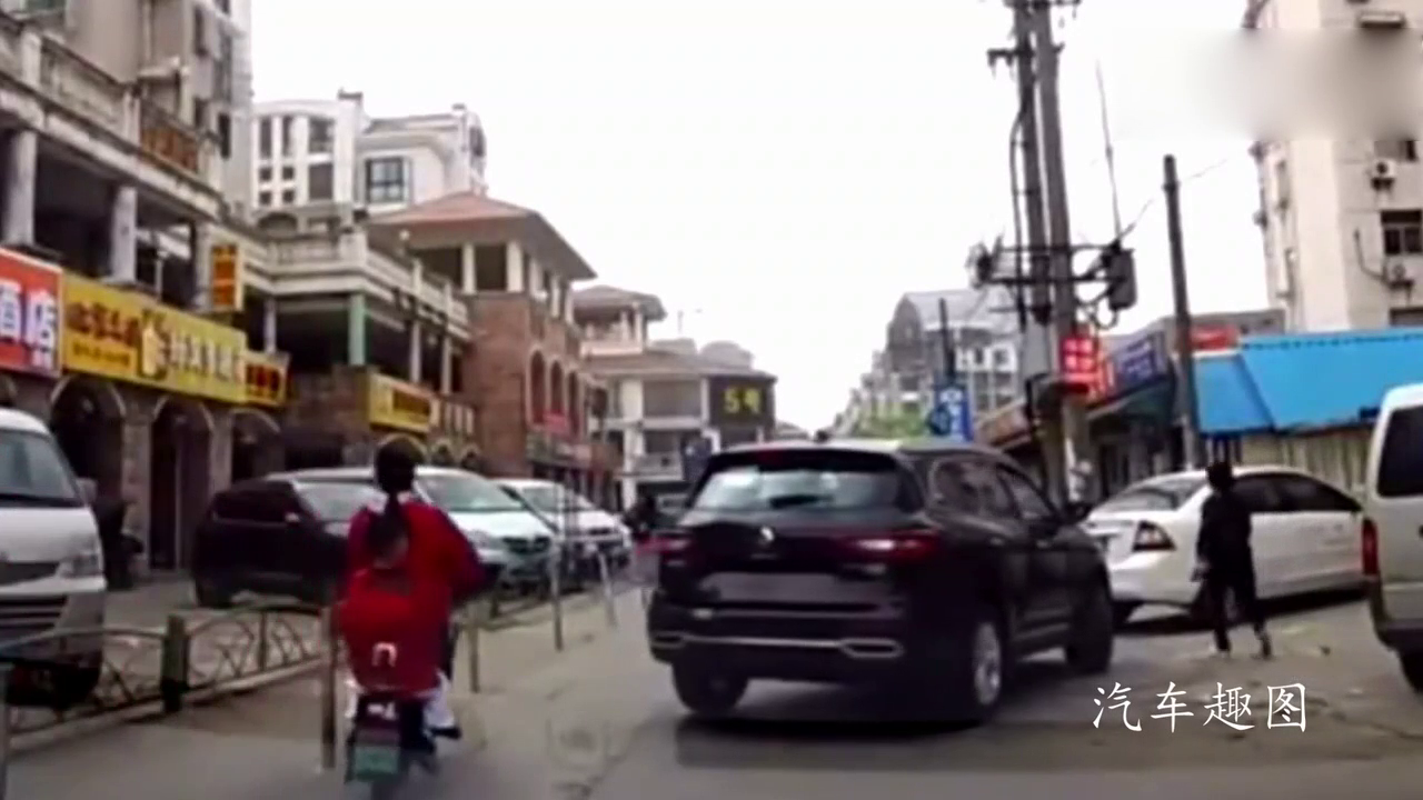 女司机刚提的新车，结果一脚油门把电动车害惨了！