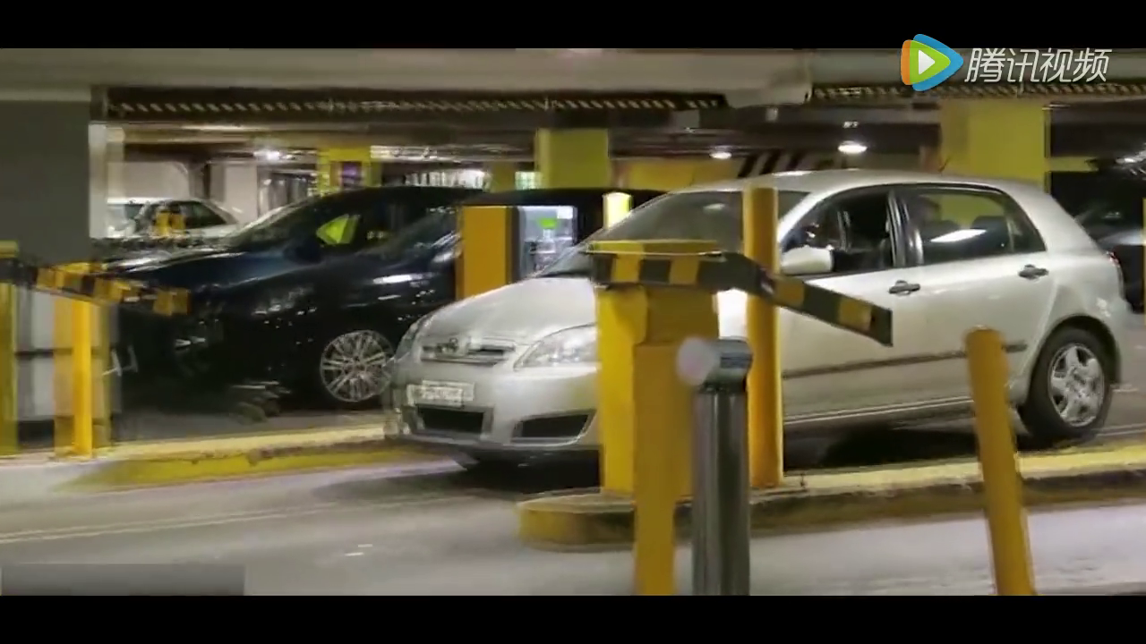 新技能来了！作死小伙巧妙逃停车费 以后停车再不花钱了