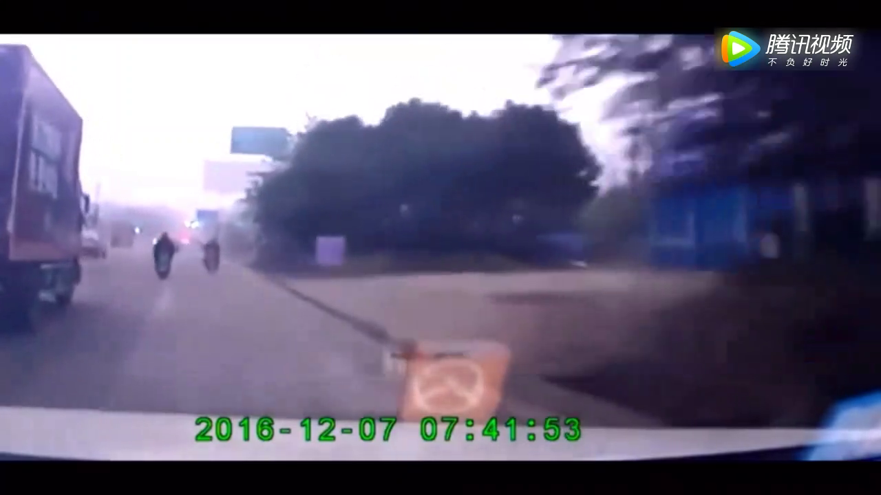 电动车嚣张挡道，就是不让路，以为我开大货车不敢惹他