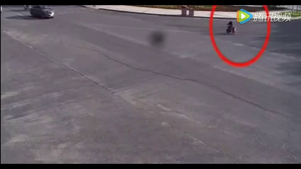 电动车车主闯红灯强逼轿车让道，他还真以为小车不敢撞他！