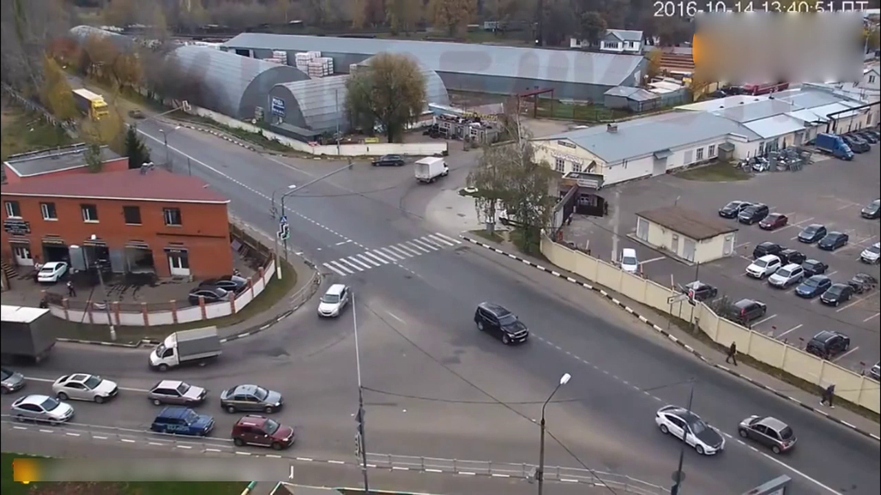 不遵守安全规则的下场！SUV转弯被大货车猛撞