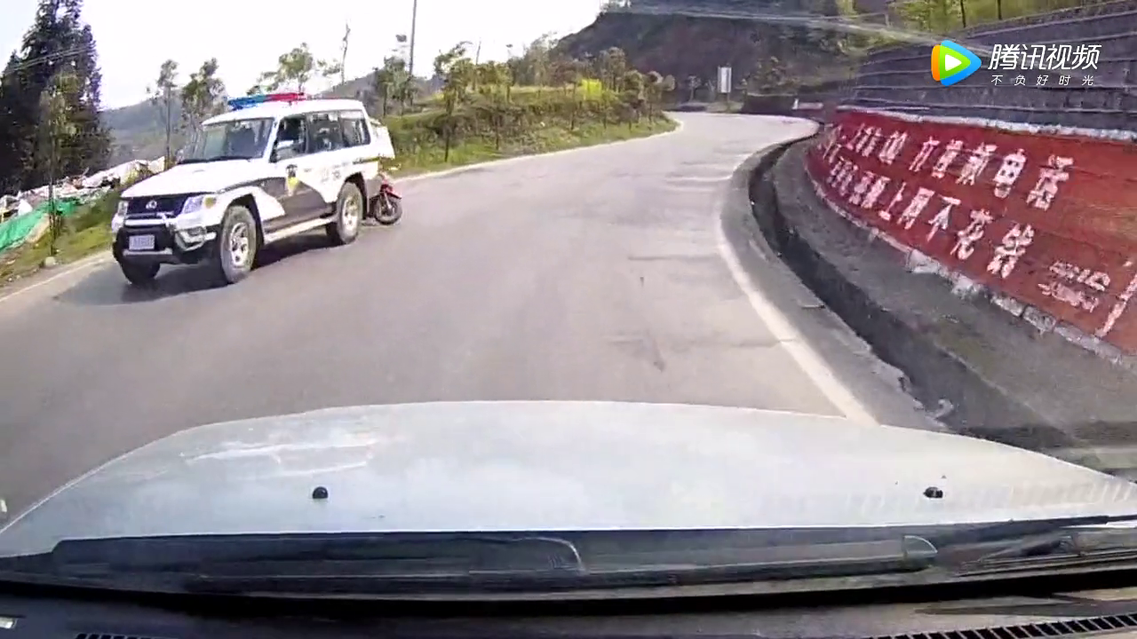 为了逃避检查电动车拼命了，差一点点就摊上大事