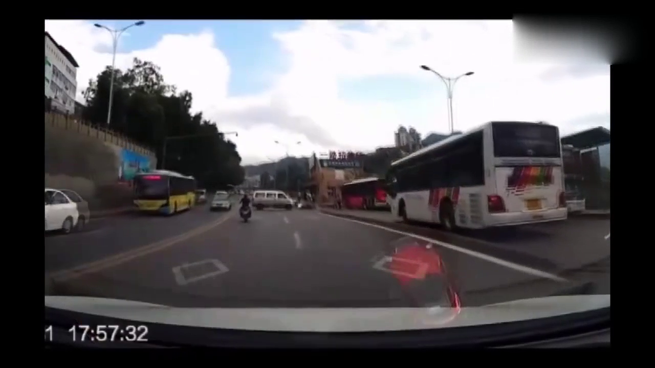 双黄线上面包车突然调头，将电动车撞倒后倒地不起