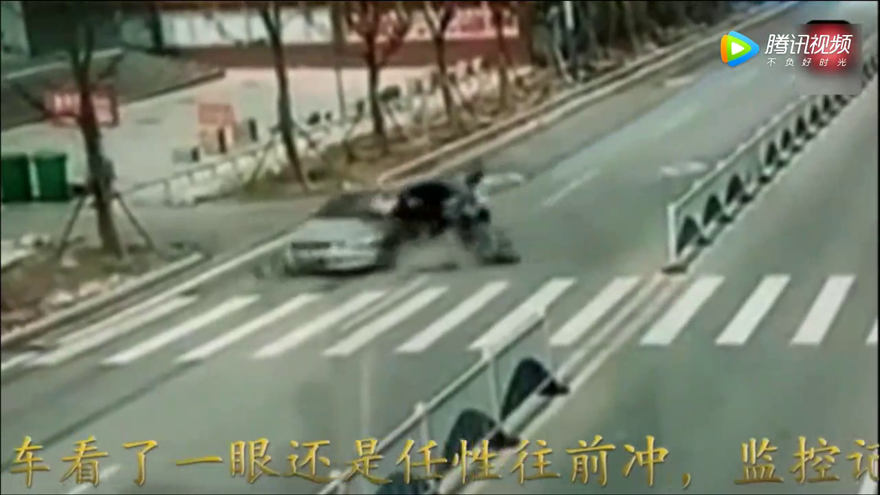 监控实拍：任性电动车看了一下轿车，还是冲过去了，来不及后悔