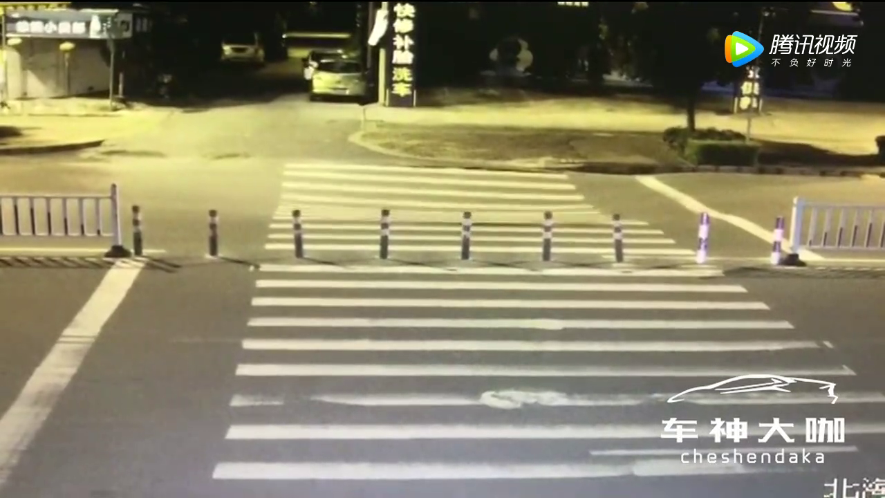 深夜路面突然塌陷，可怜了后来的电动车