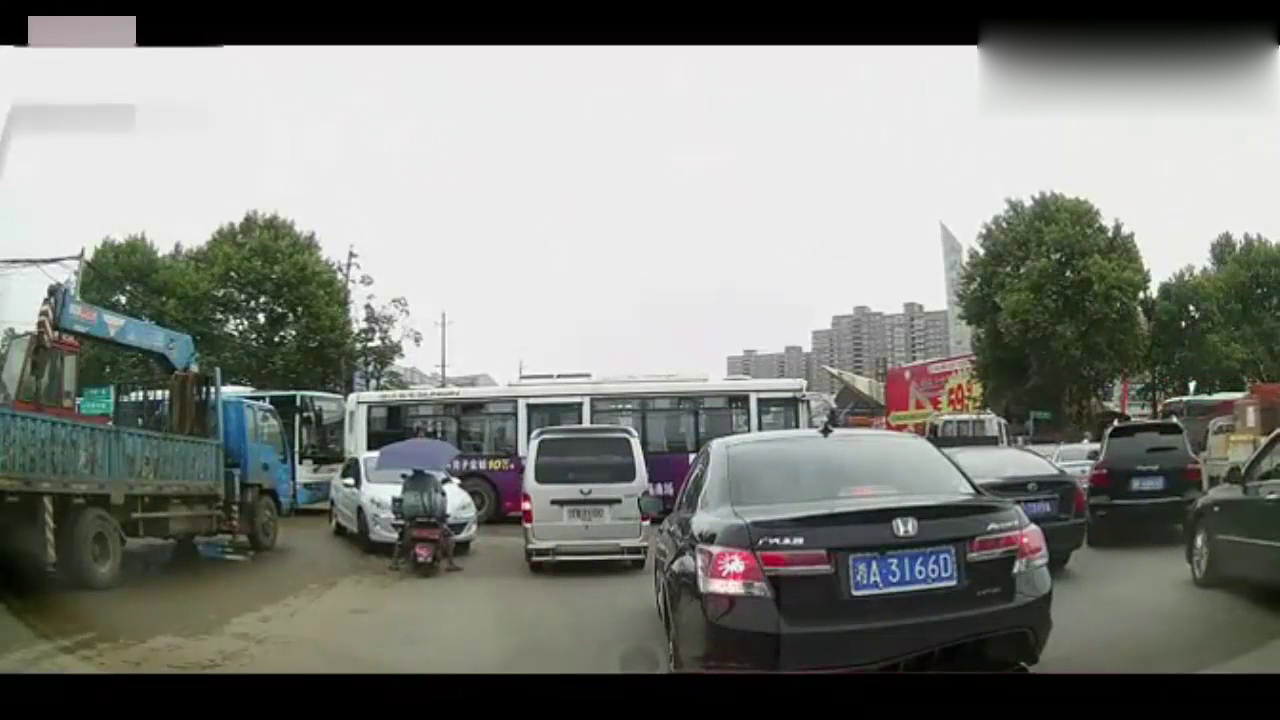 电动车挡道，双方僵持后惹毛女司机怒踩油门径直撞开！