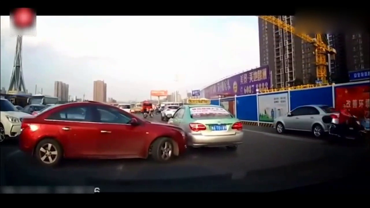 记录仪实拍：轿车司机跟卡车抢道，结果可想而知！