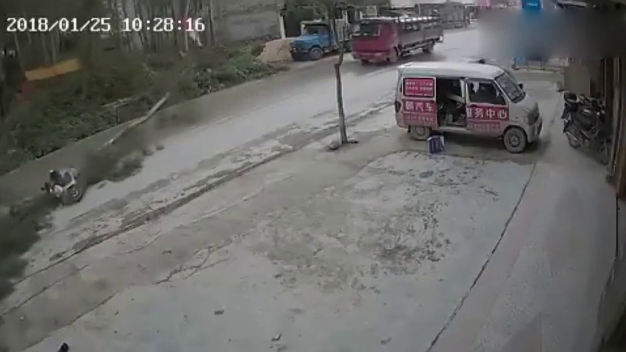 电动车被一棵树砸倒，还好人没事真是命大啊