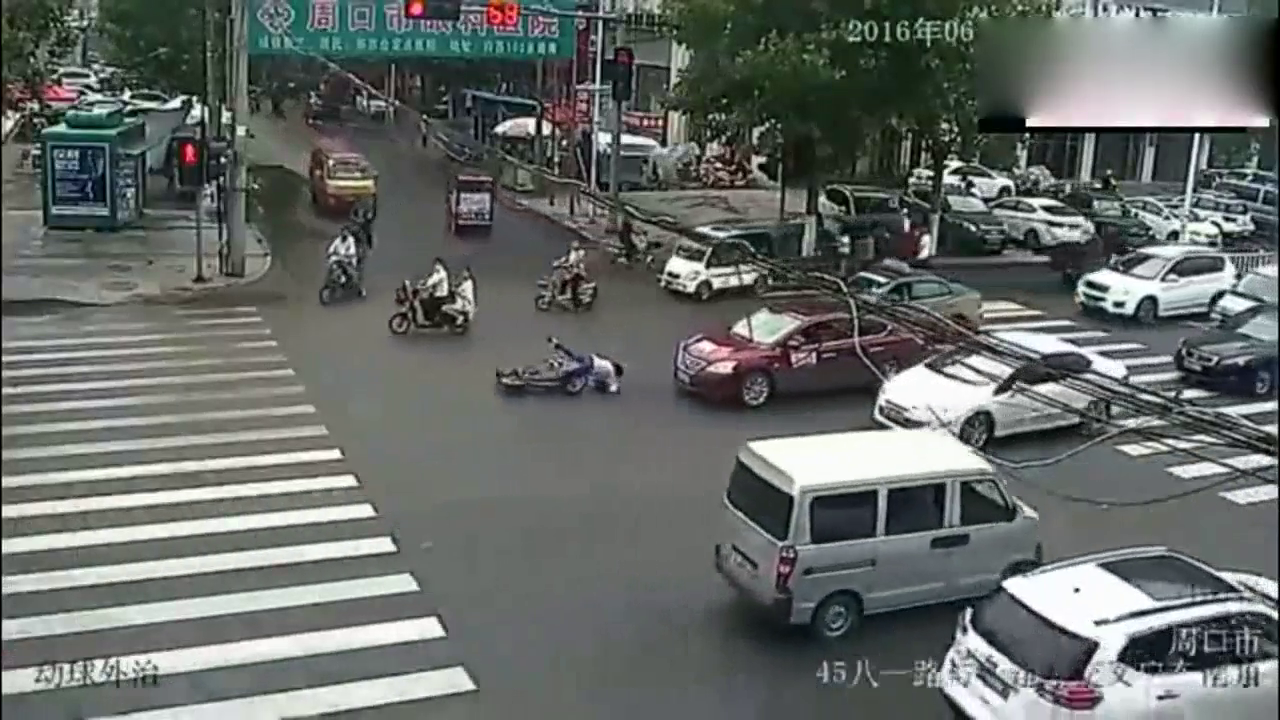 电动车闯红灯的后果，被轿车狠狠的教训了一顿
