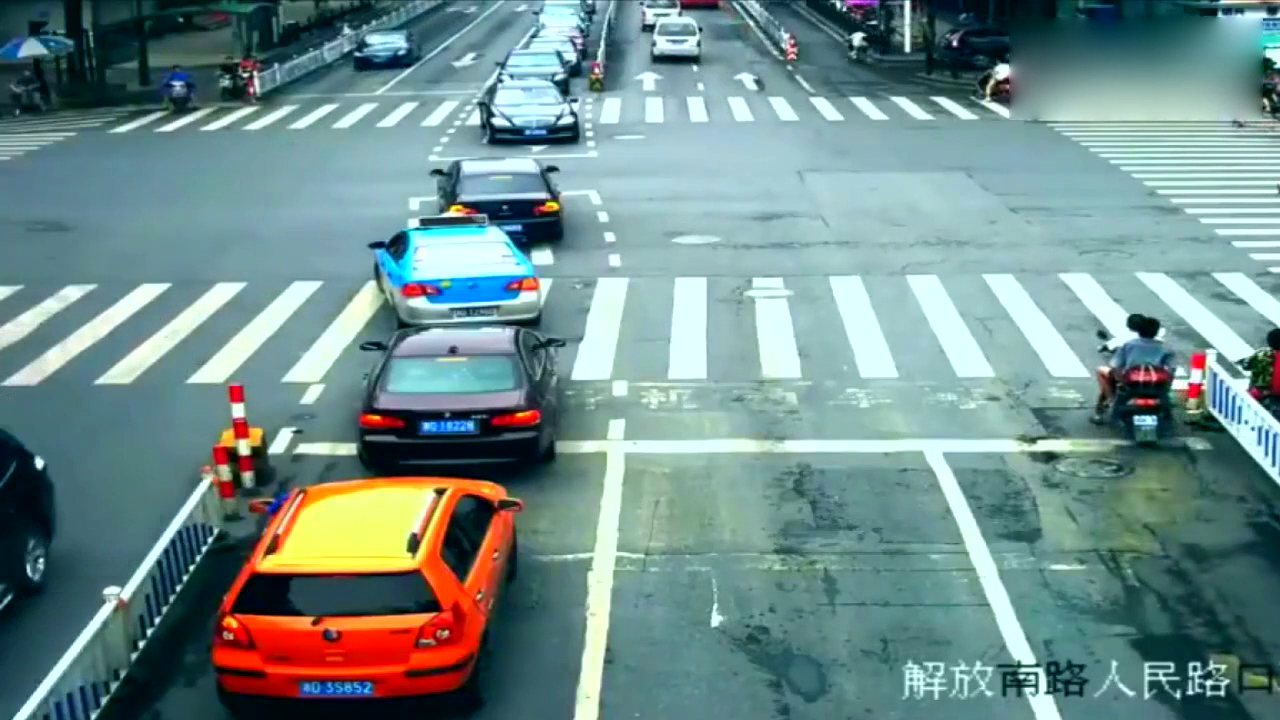 红灯还剩3秒时电动车闯了出去，她怎么也想不到这是生命最后3秒