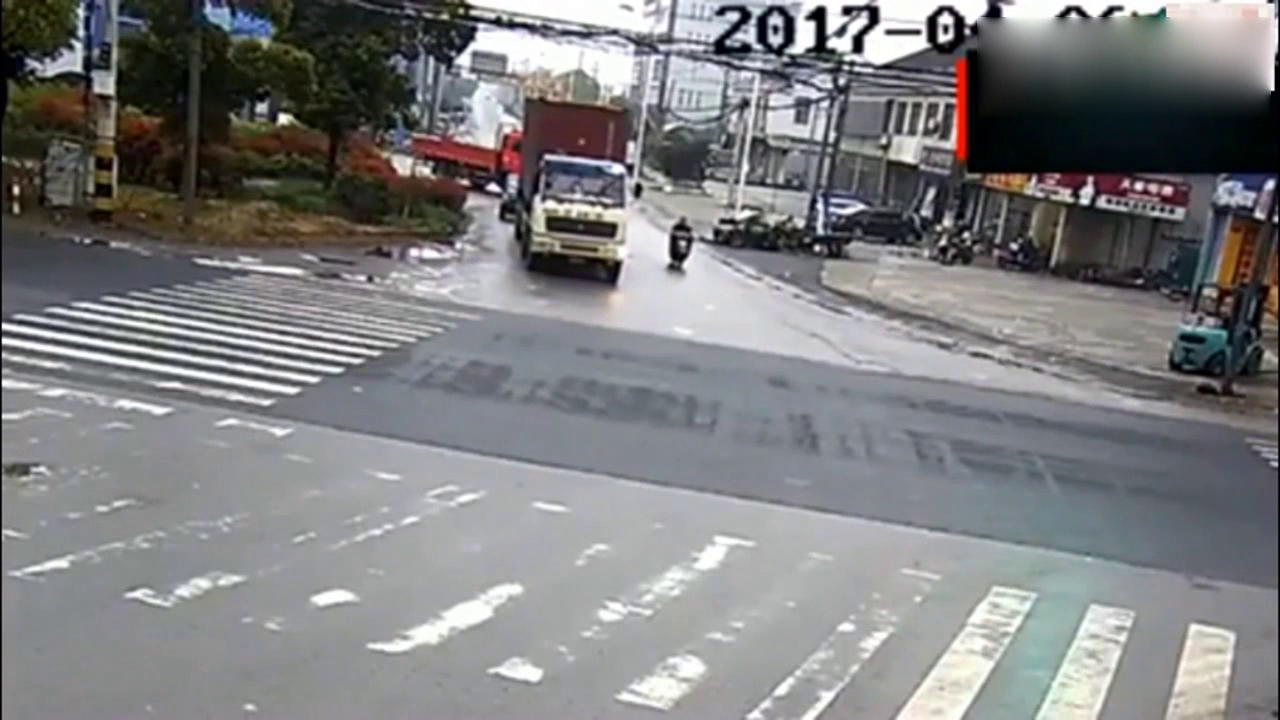 电动车强行别大货车，险些丧命，监控拍下作死镜头