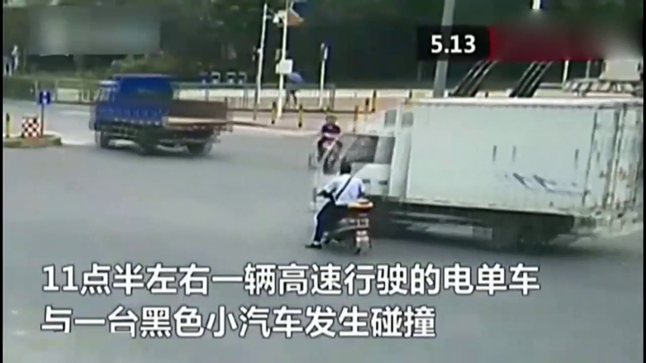 电动车和小车相撞被撞飞数米之外，起身走五步后倒地身亡