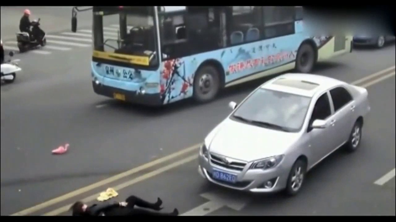 电动车强行横穿马路，公交车饶她不死，下一幕更惨烈
