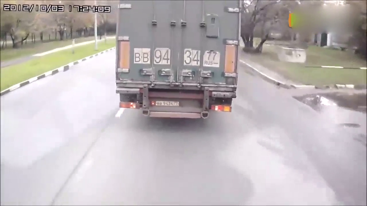 奥迪A6别车竖中指挑衅卡车，卡车司机下车后他就后悔了