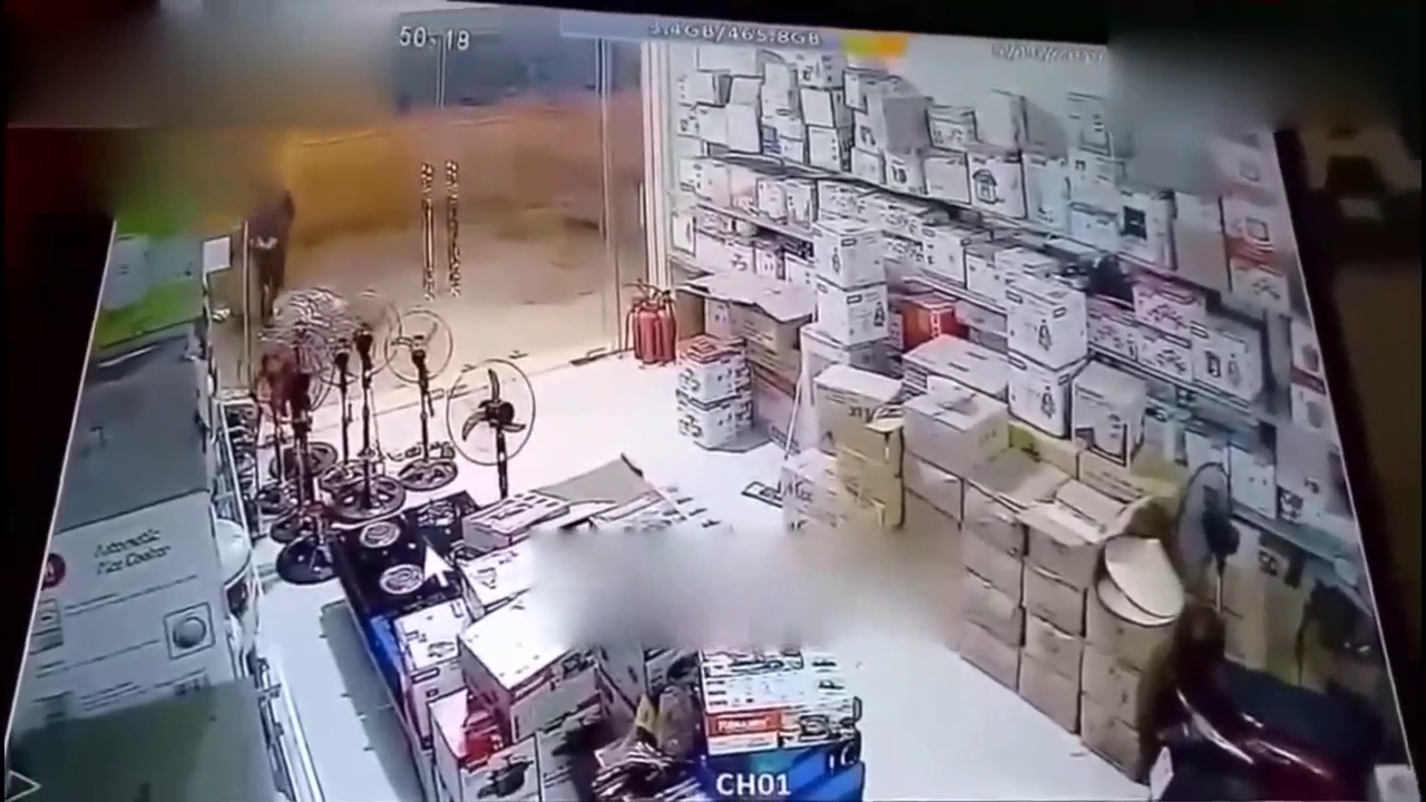 小伙进店后悄悄走向电动车，还好屋内老板及时反应了过来！