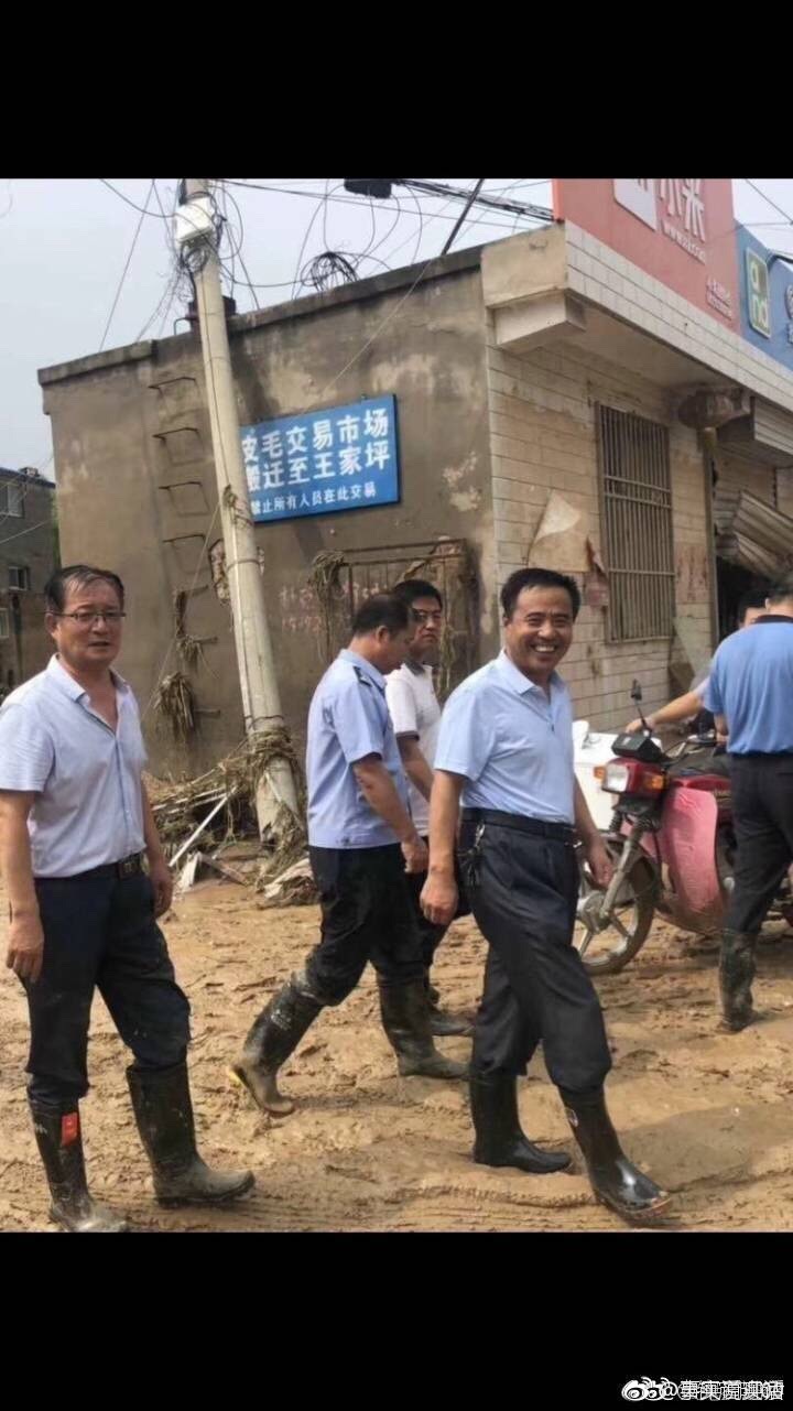 陕西:说说绥德住建局长之笑与安监局长之笑
