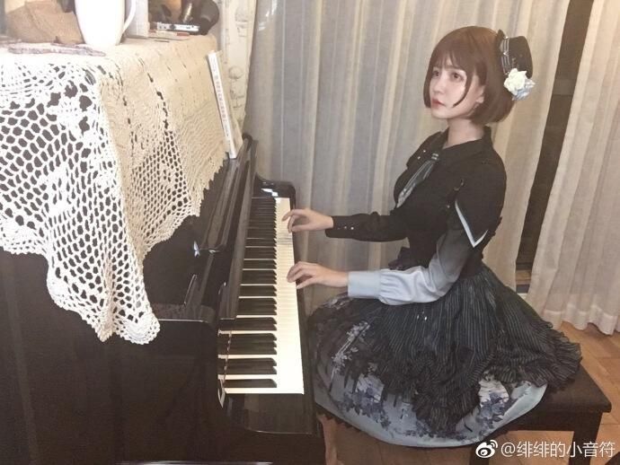 斗鱼钢琴女神晒周年庆福利照,网友感慨:这一