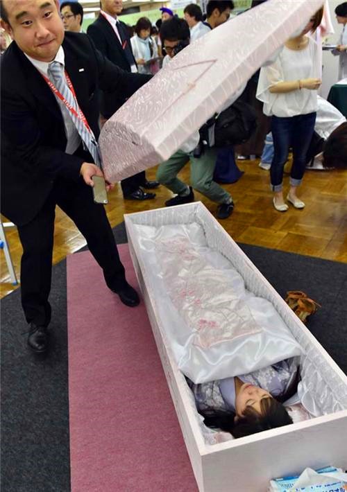 镜头下:躺棺材里体验"死亡"的日本人
