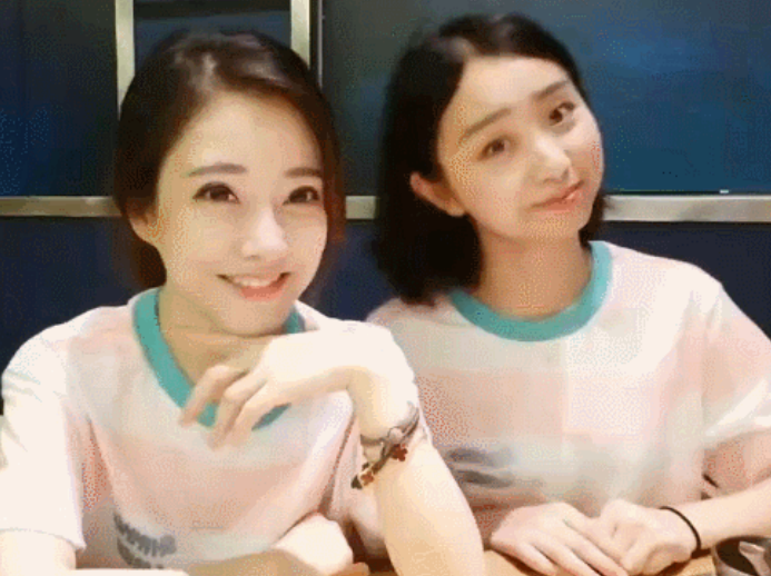 她和斗鱼一姐冯提莫亲密无间,多次公开秀恩爱