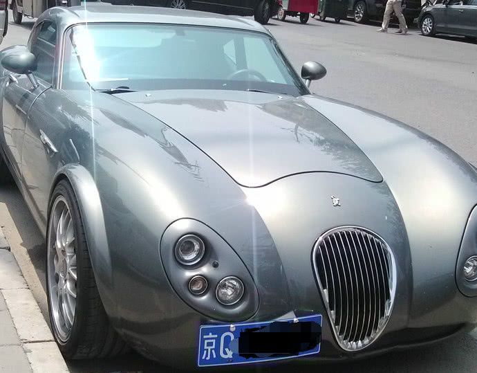 428万复古超跑,中控7个仪表盘,有1500种改装方案任你选
