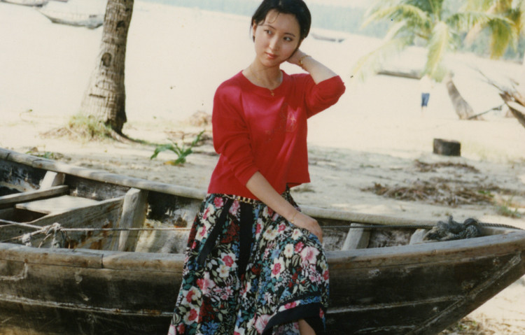 最美女神陈晓旭,最后一张照片中的她轻拂脸庞,美