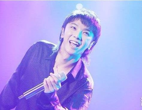 90后歌王 决赛现场特写脸部坑坑洼洼 华晨宇