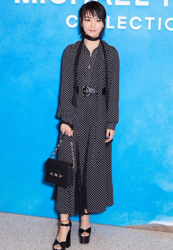 周笔畅穿波点裙亮相,脚踩10CM高跟鞋,快成第