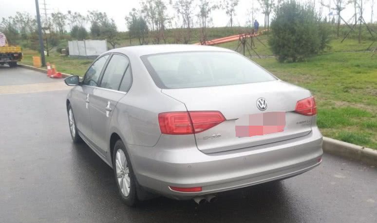 男子花10万买辆二手速腾,当打开后备箱时,不相