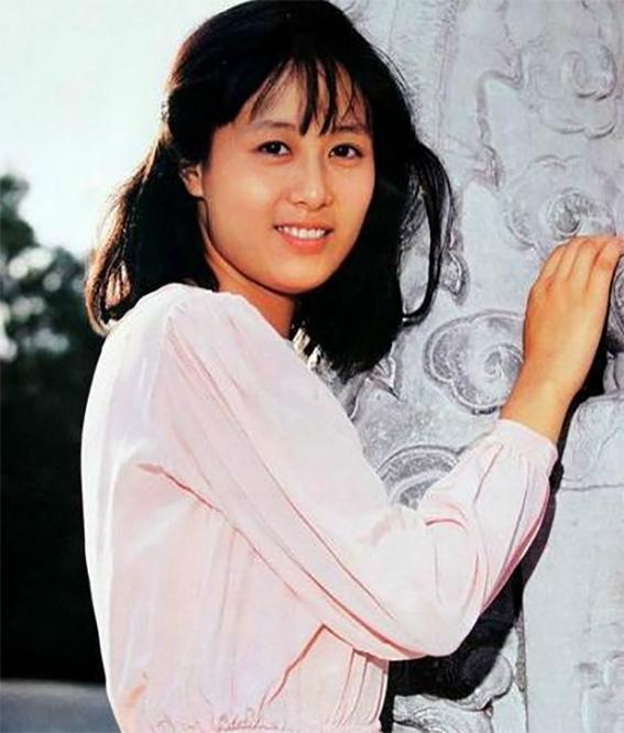 年轻时貌美如花，20岁就拿影后，嫁世界冠军后隐退，女儿漂亮随她