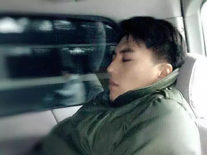 靳东大学照片曝光,网友:太帅了,眉眼真的超级好