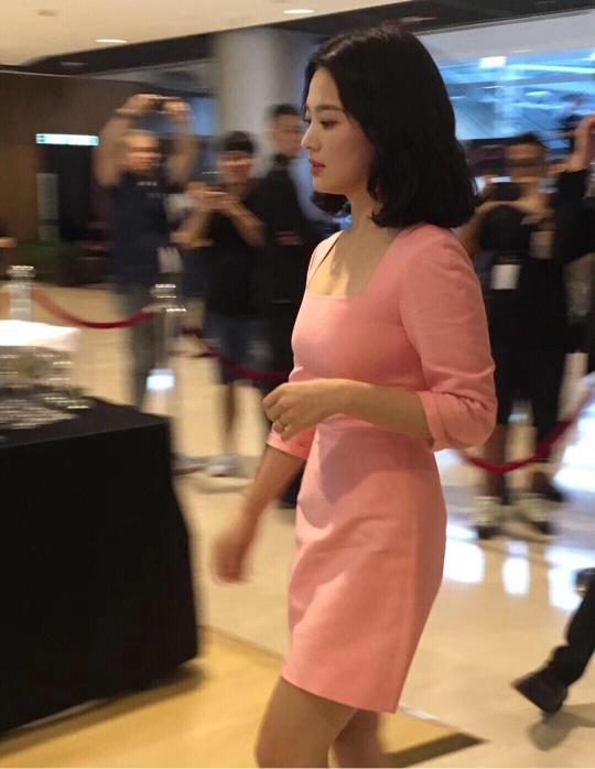 宋慧乔再现大妈造型幸好有颜值撑，网友纷纷表示她可以换造型师了