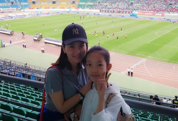 前国脚黎兵和歌星老婆甘萍近照:黎兵带队15连胜,女儿