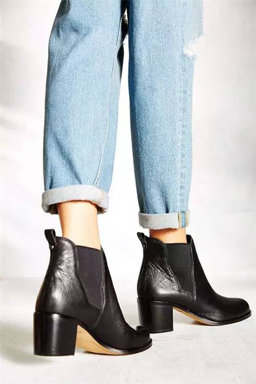 直筒牛仔裤配什么鞋?女生穿搭5种型格