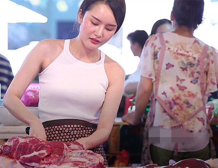“猪肉西施”成网红，一直单身，网友:看见她的手，就不敢靠近
