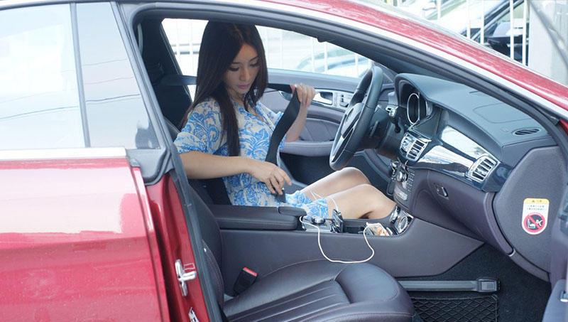 这女孩不只是靠胸而红, 她的努力也许只有陪伴她的座驾最清楚