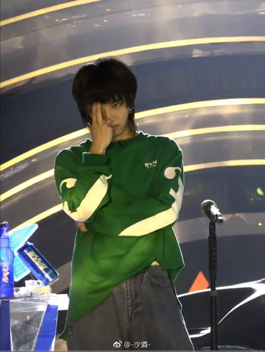 华晨宇 胃疼 花花经常捂着肚子,是不是胃疼了,要