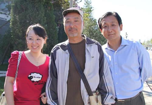 60岁梁天近照，精神十足当老板，儿子帅气有才，被老婆戏称懒汉