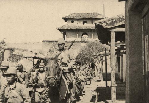 日军到了这个村子磕头下跪,不敢烧杀抢夺