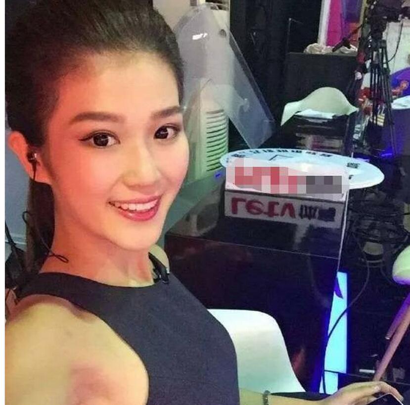 他是中国百米短跑冠军,女友却是高校毕业,肤白