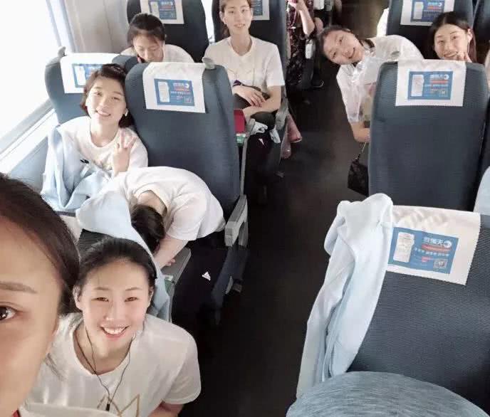 女排坐高铁出征南京总决赛,二等座待遇心疼,大