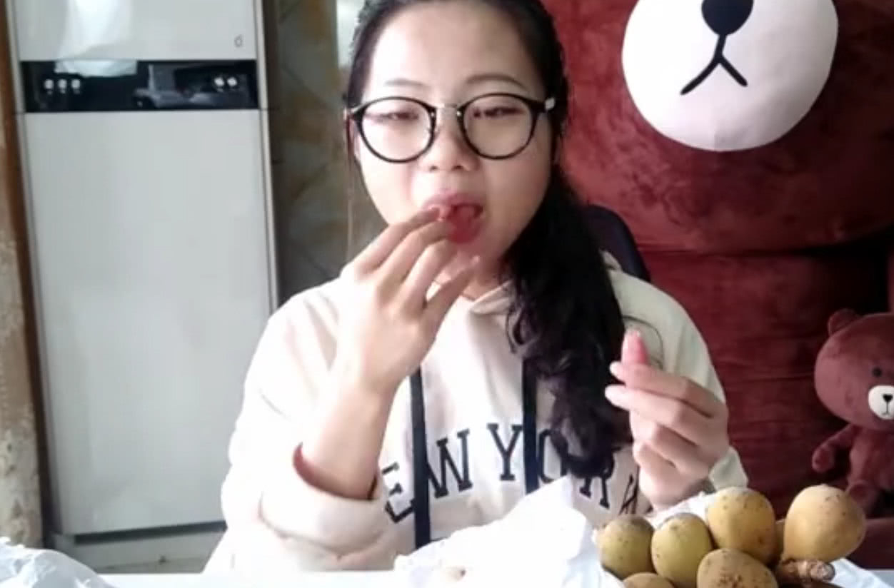 试吃罕见水果龙宫果瞬间感觉21年的水果都白